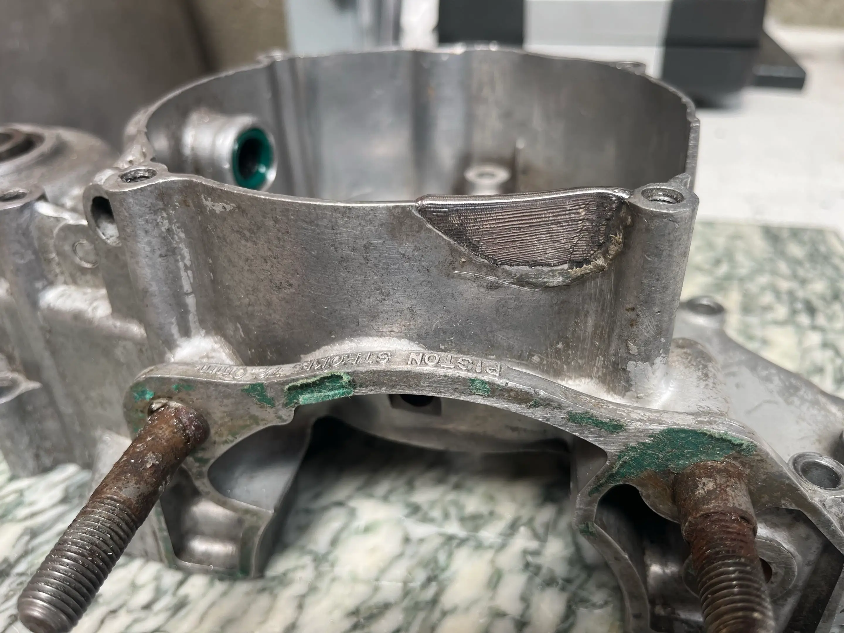 Carter moteur en aluminium : logement de roulement fissuré reconstruit au laser