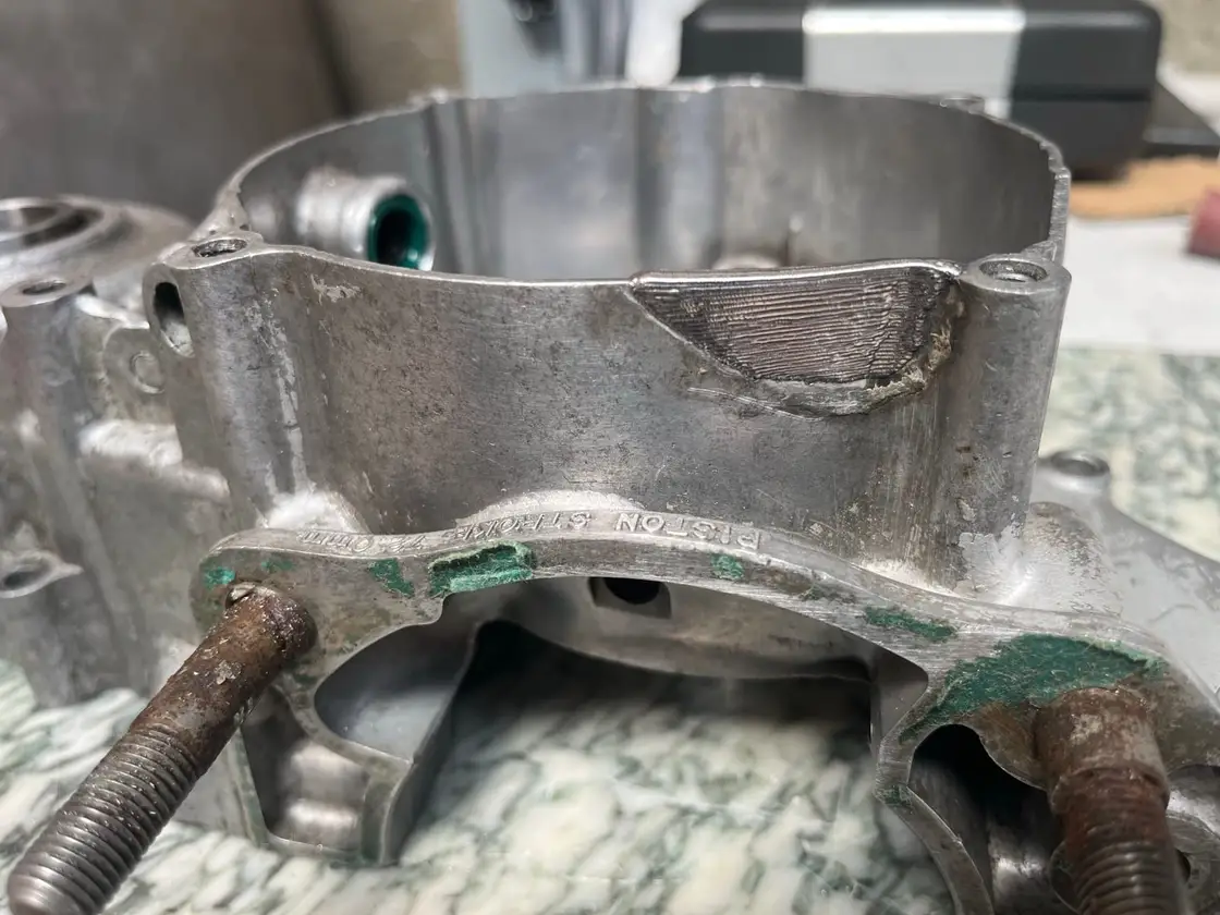 Le même carter moto après rechargement laser : zone reconstruite cordon par cordon, prête pour l'usinage