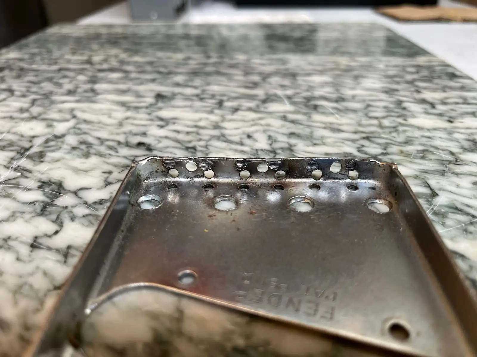 Chevalet de guitare Fender : perçages usés comblés par rechargement laser