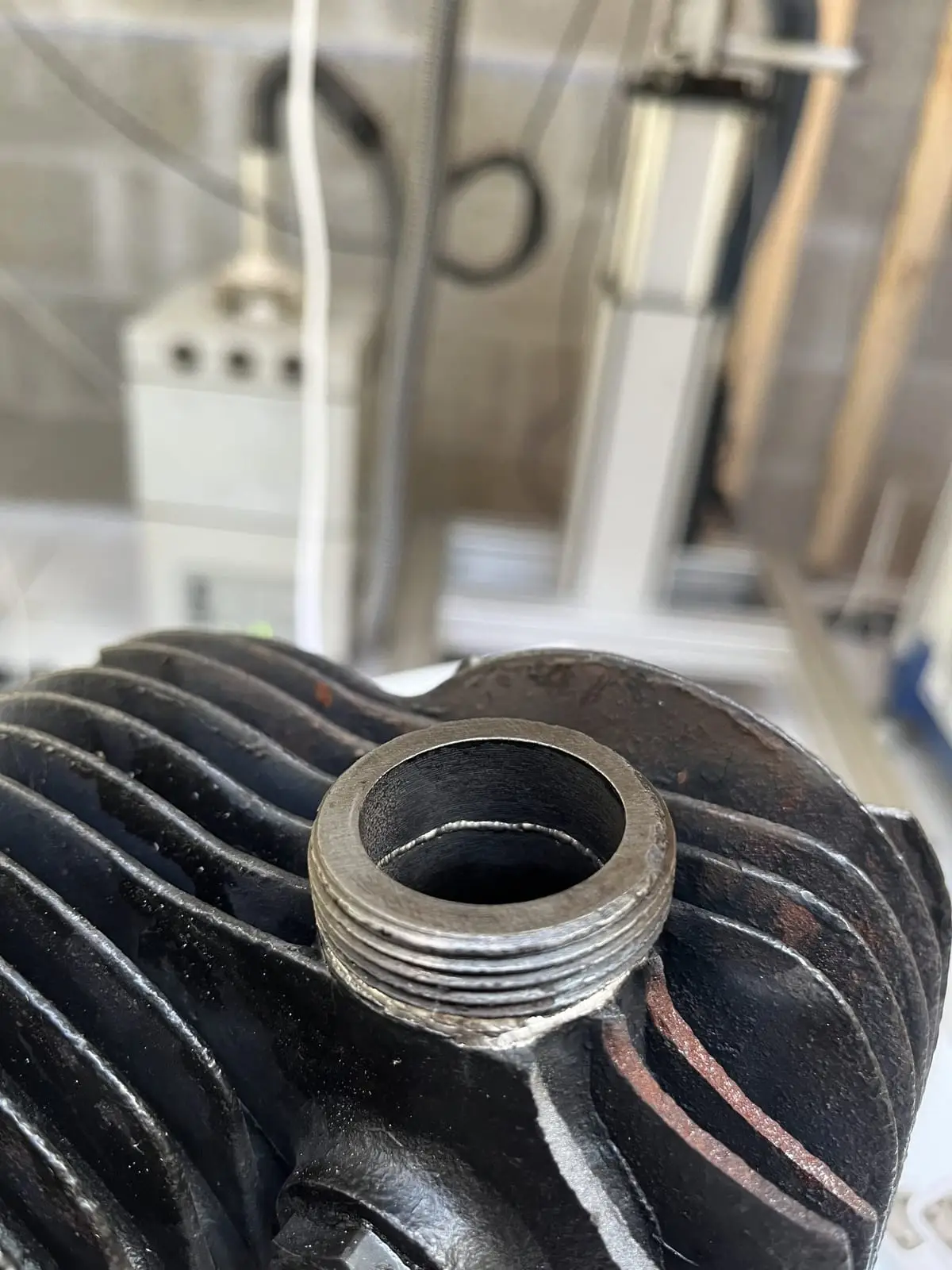 Cylindre de moto en fonte : orifice fileté reconstruit par soudure laser