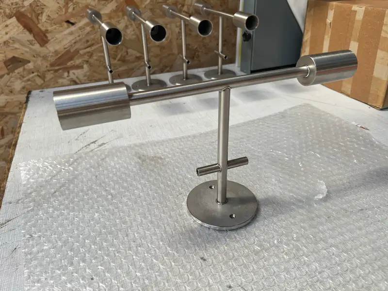 Ensemble en inox assemblé par soudure laser : bras à supports cylindriques soudés sur une colonne et une base ronde