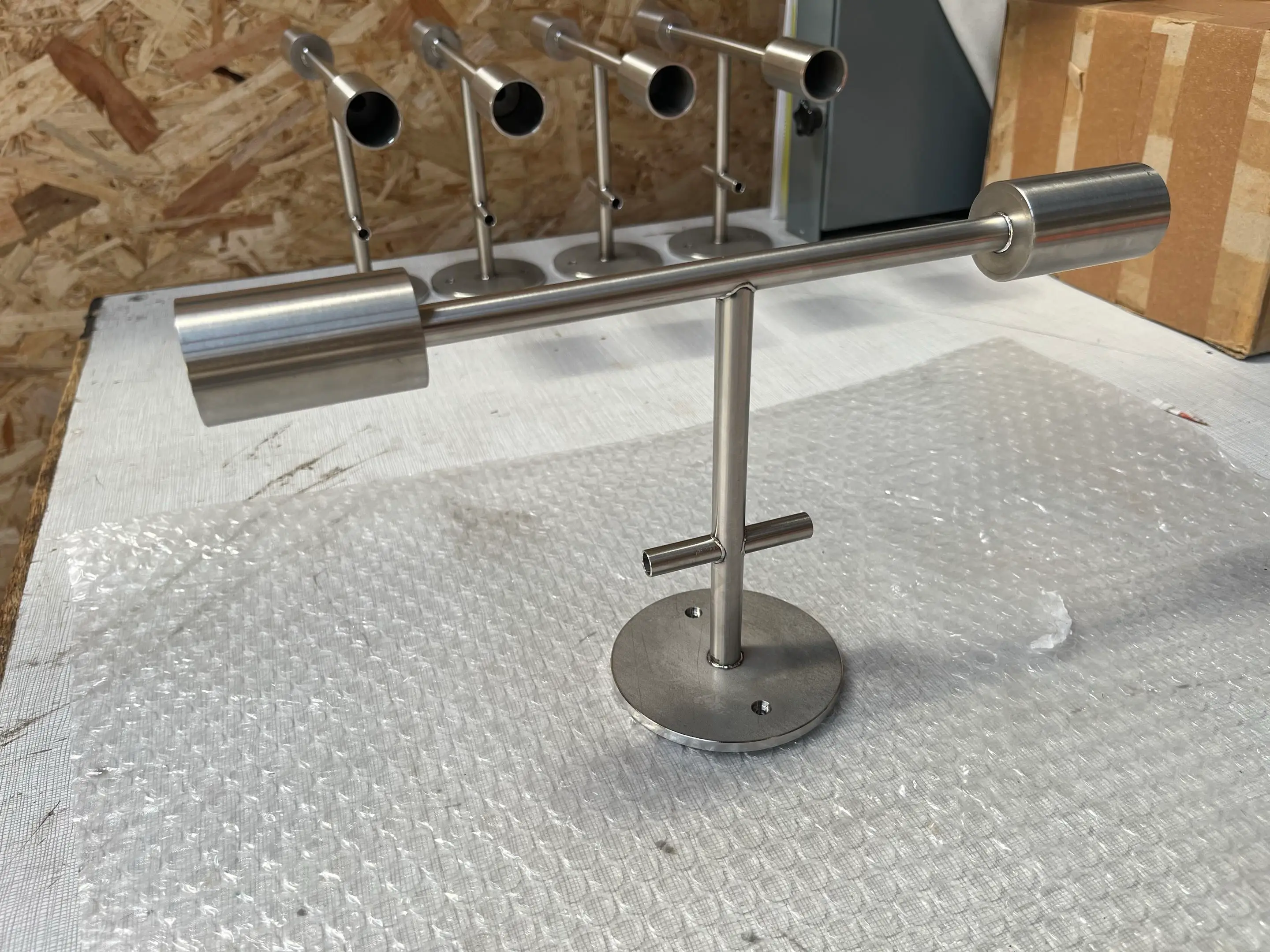 Ensemble en inox assemblé par soudure laser : bras à supports cylindriques sur colonne et base ronde