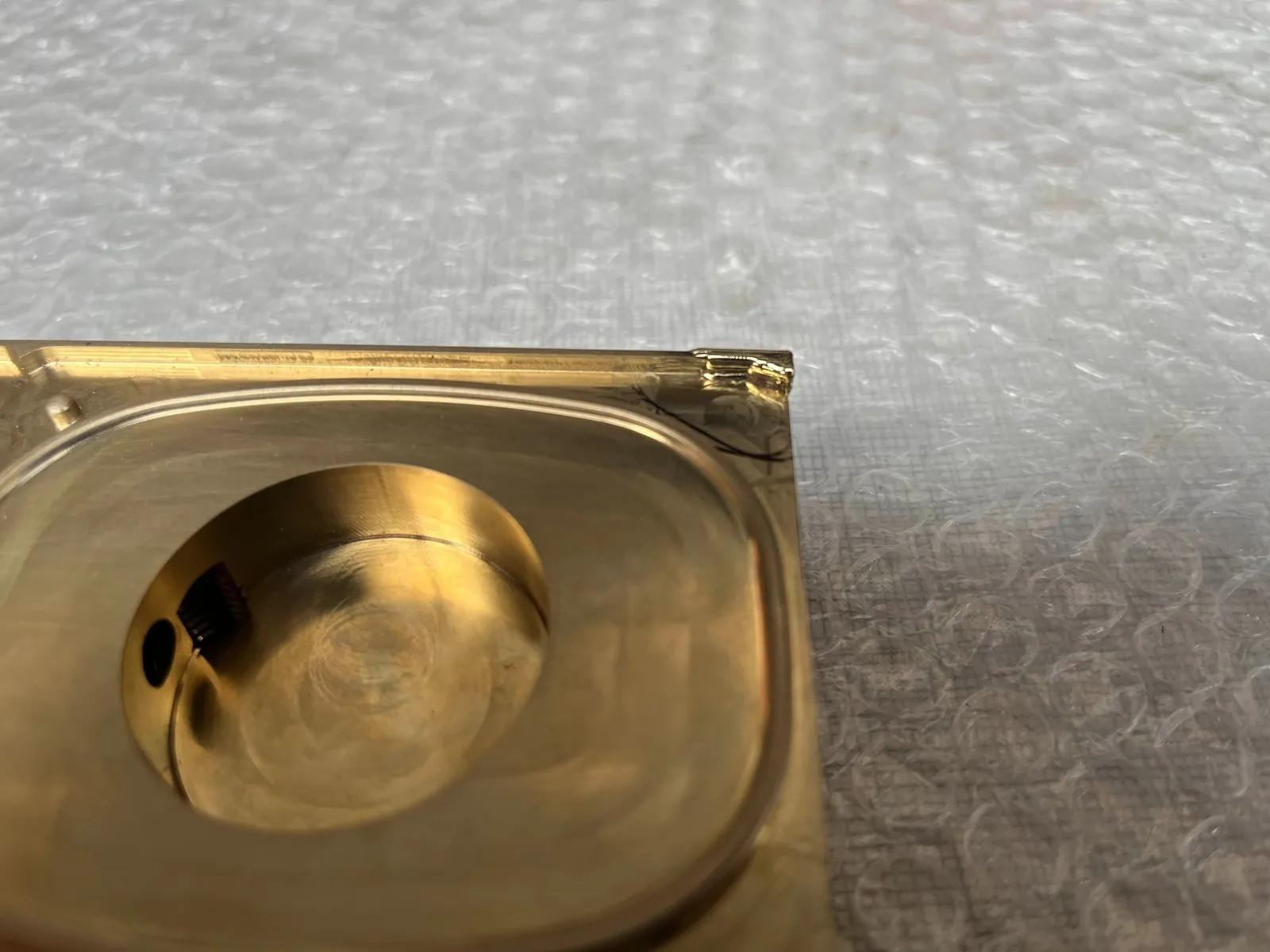 Assemblage laser de deux composants métalliques sans déformation