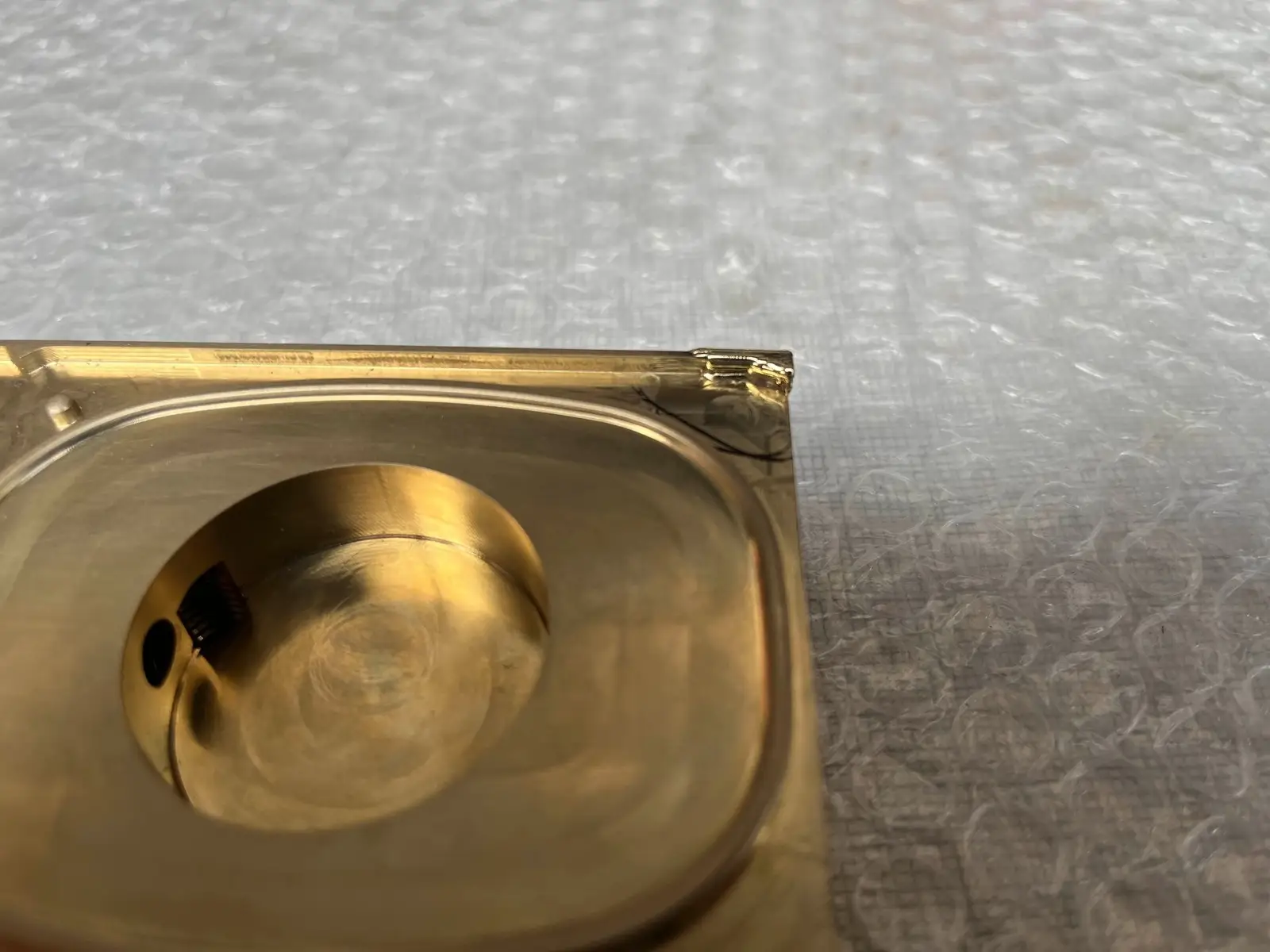 Assemblage laser de deux composants métalliques sans déformation